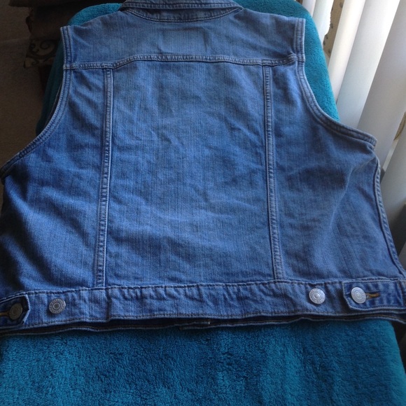 Levi's Medium Wash Vest - Picture 3 of 7